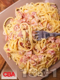 Спагети с бекон и бял сос от сметана - снимка на рецептата